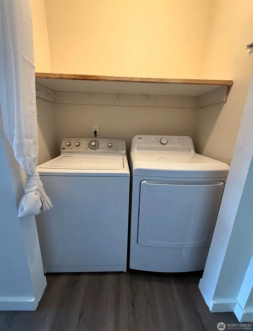 5 Bedroom Home with Ample Parking — Photo 4