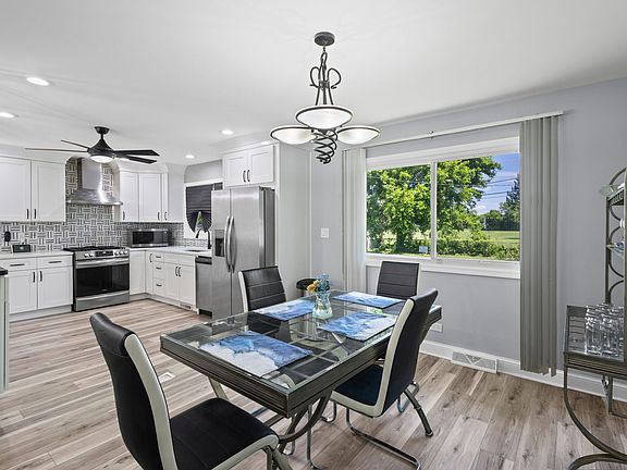 5th image of 19049 Jonathan Ln