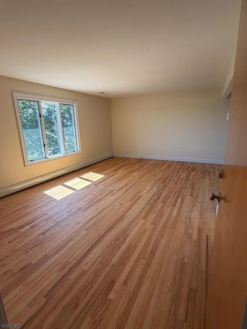 3 bed, 1.0 bath, $3,000 — Photo 2