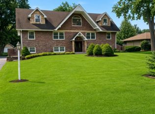 9S711 Brookbank Rd, Willowbrook, IL 60527