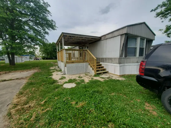 1007 Barberry Ct, Warrenton, MO 63383