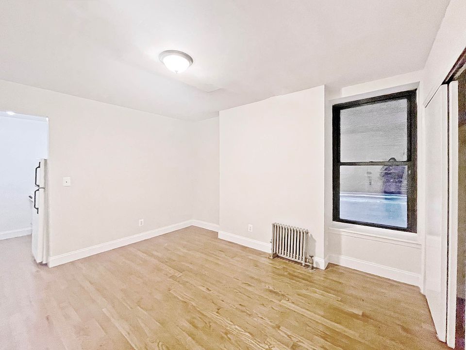1st image of 11 E 32nd St Frnt 2
