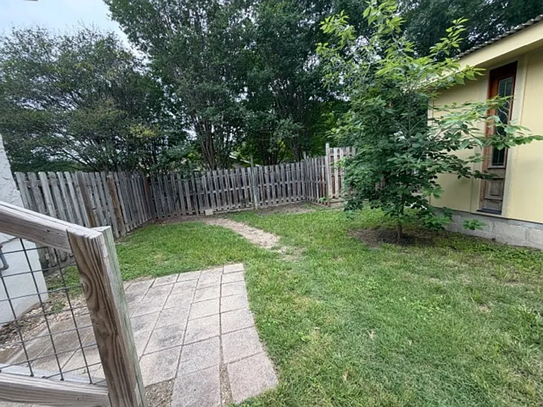 1406 Houston St — Photo 12