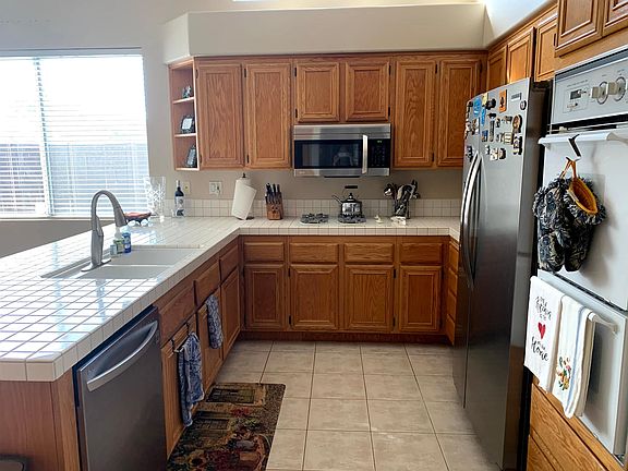 4th image of 971 Honeysuckle Dr