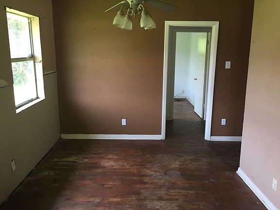 3rd image of 145 Schoolview Dr