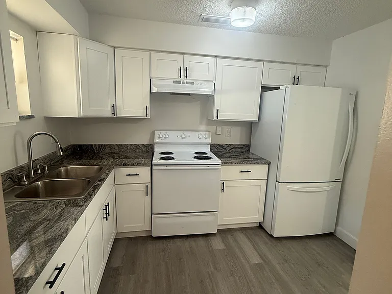 725 2nd Ave NE #A — Photo 2