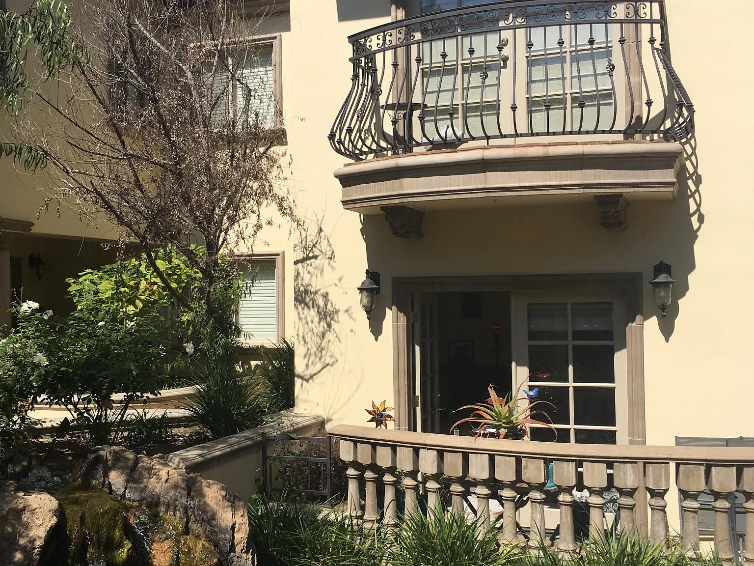 457 S Marengo — Photo 2