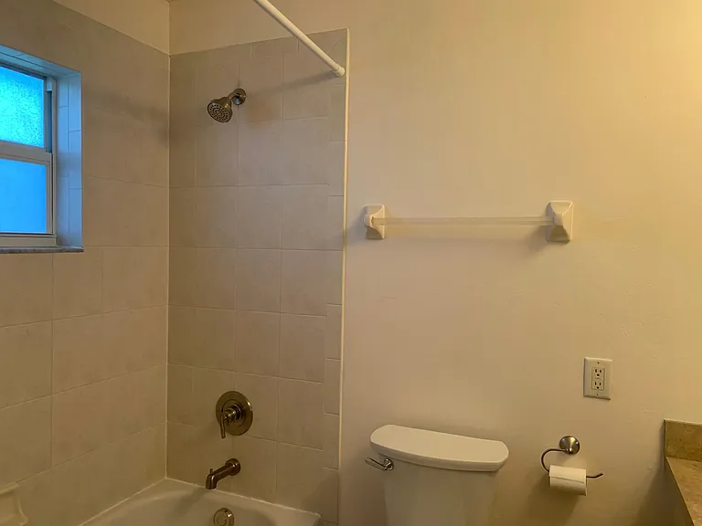 2221 NE 15th Ln — Photo 11