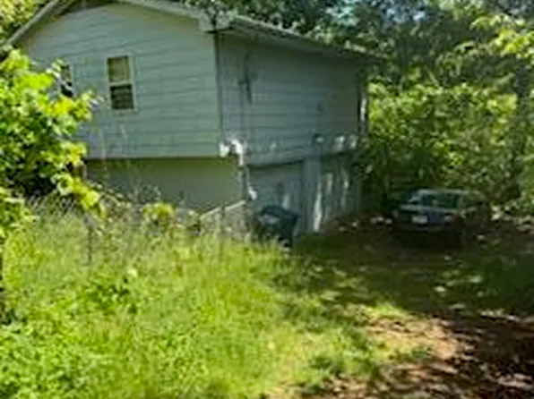 948 E Valley Dr, Rossville, GA 30741