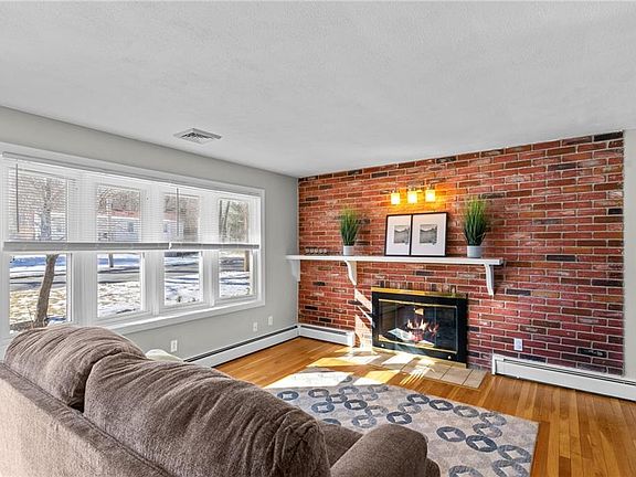 4th image of 305 Reservoir Ave