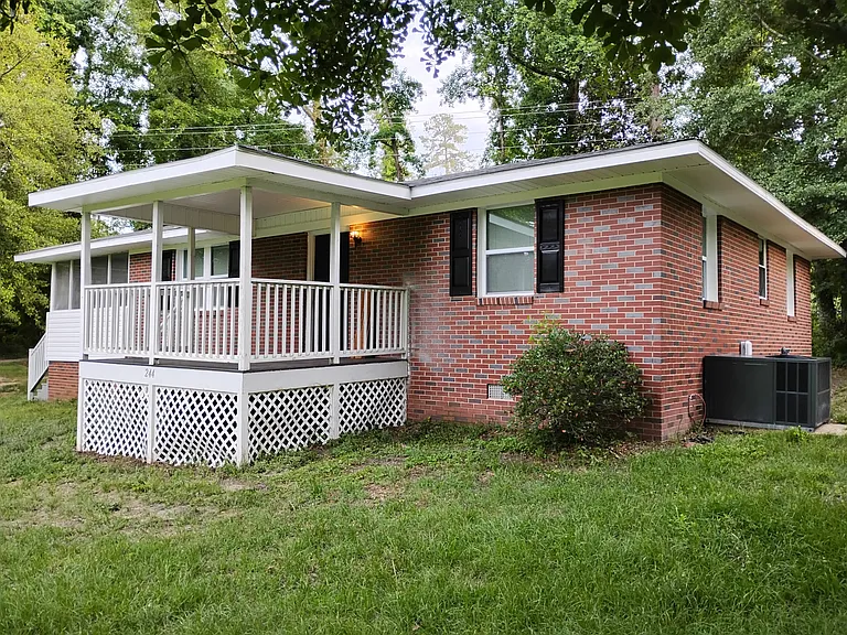 244 Parker Dr — Photo 2
