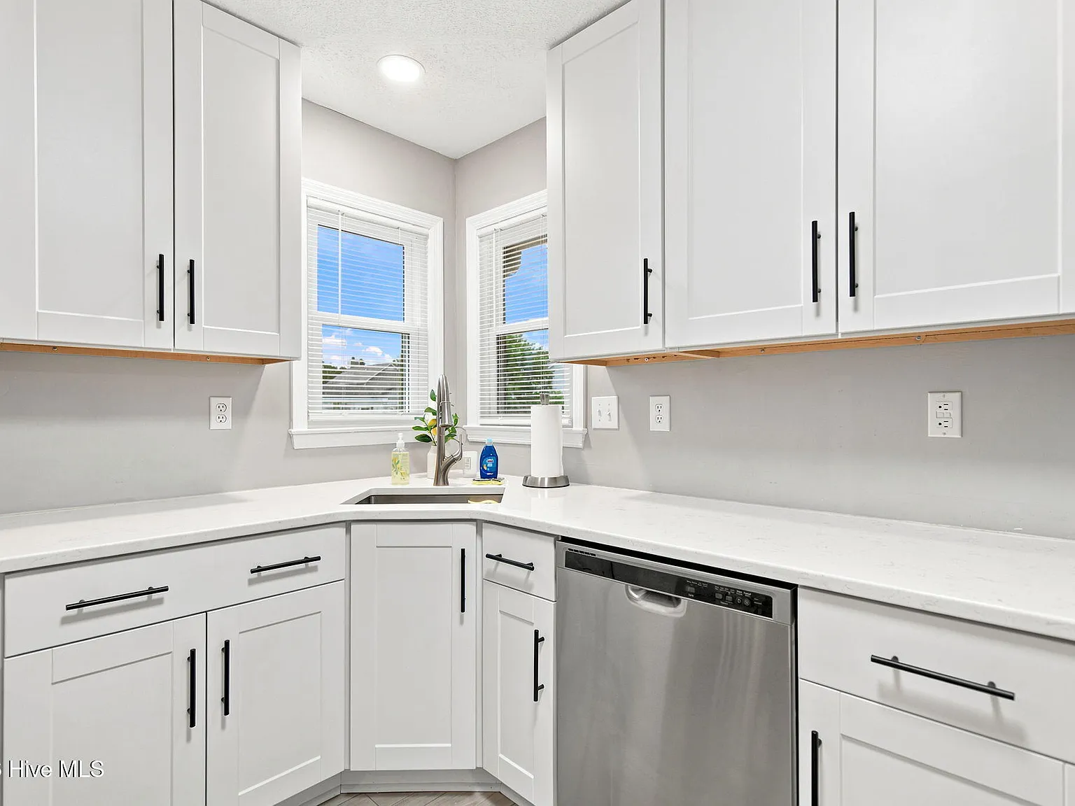3 bed, 2.0 bath, 1340 sqft, $3,200 — Photo 4