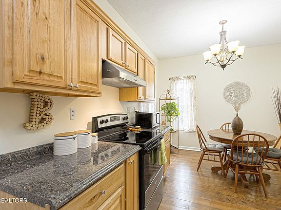 4th image of 143 Manhattan Ave