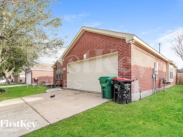 21554 Kings Bend Dr — Photo 2
