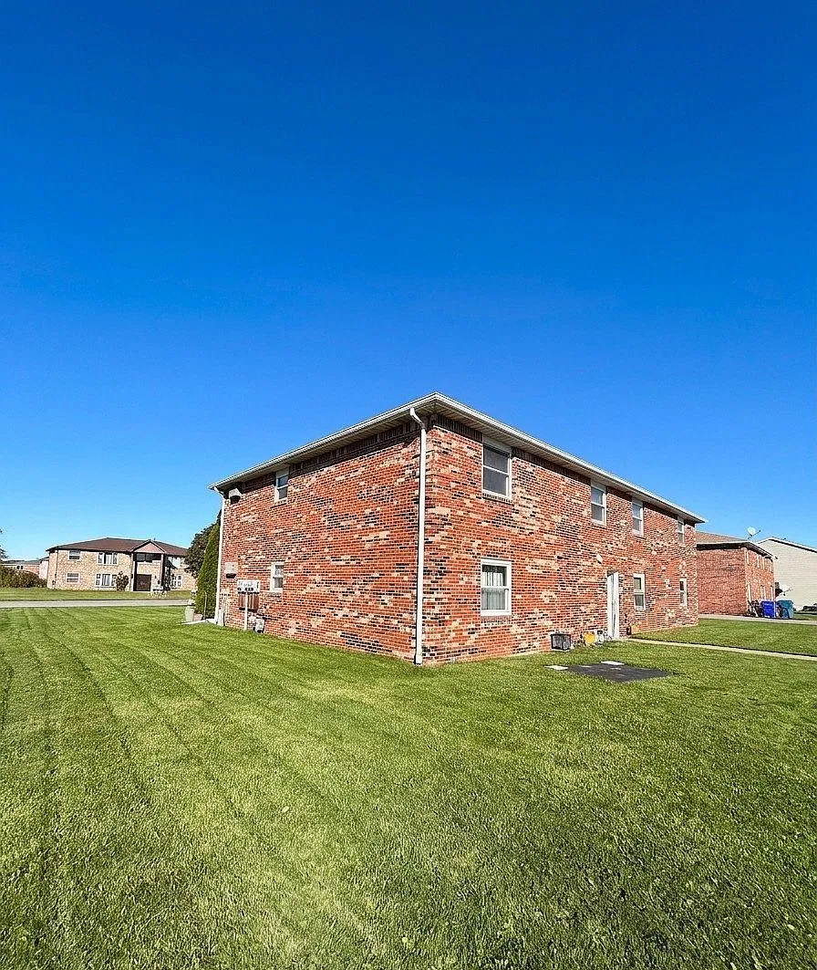 2722 Alder Creek Dr N — Photo 2