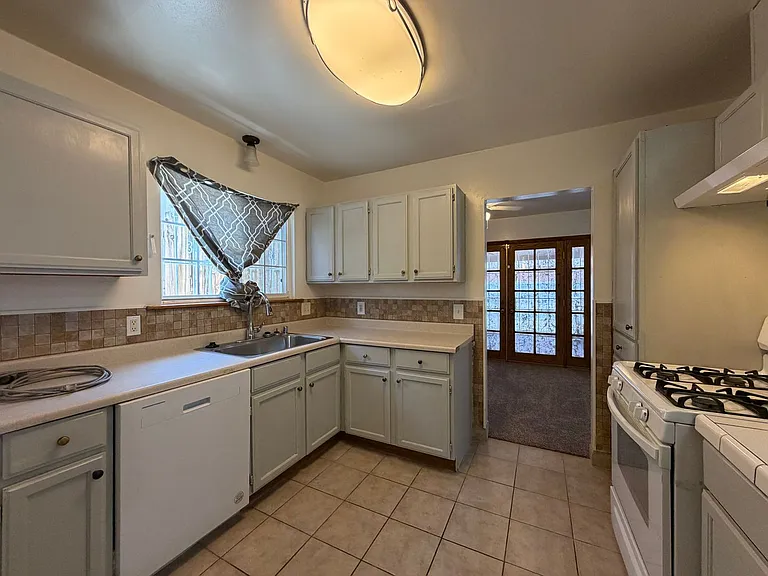 424 Oakmont Dr — Photo 16