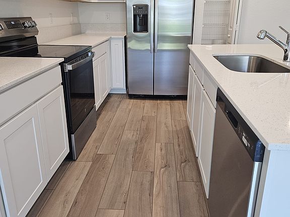 5th image of 319 SE Crossoak Ln