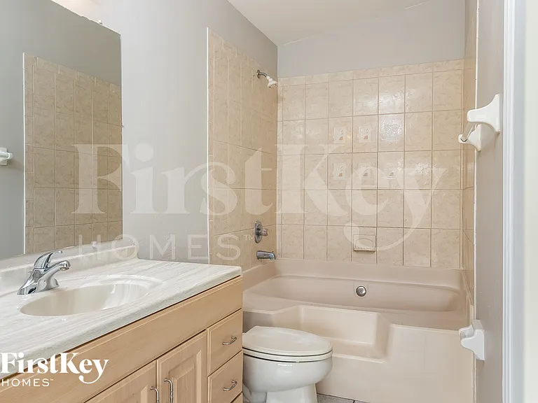 222 NW 28th Ct — Photo 10