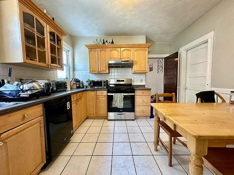 183 College Ave — Photo 4