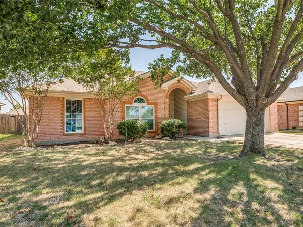 540 Cambridge Dr, Saginaw, TX 76179