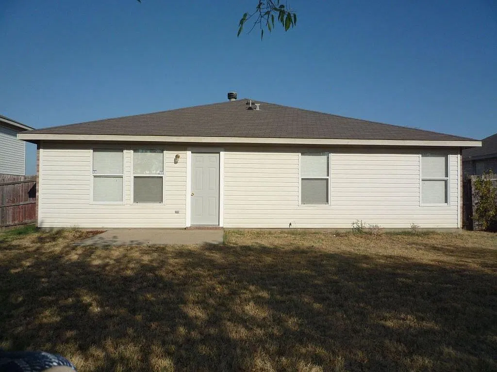 3 bed, 1640 sqft, $2,080 — Photo 3