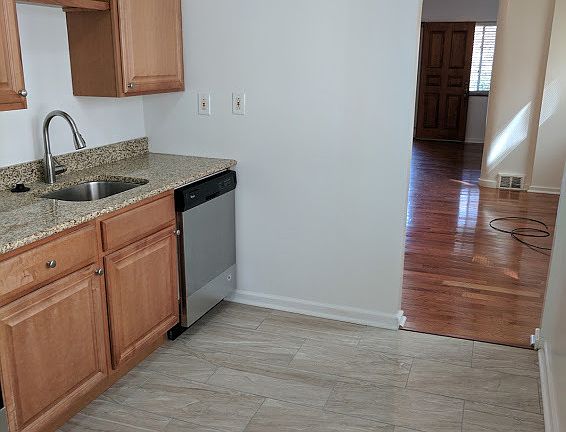 4th image of 2345 Tilbury Ave