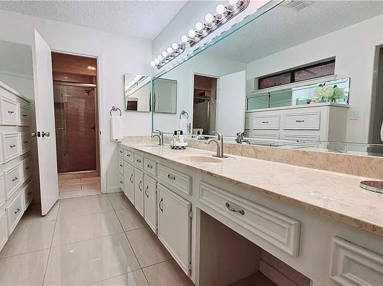 705 Kerry Ln — Photo 10