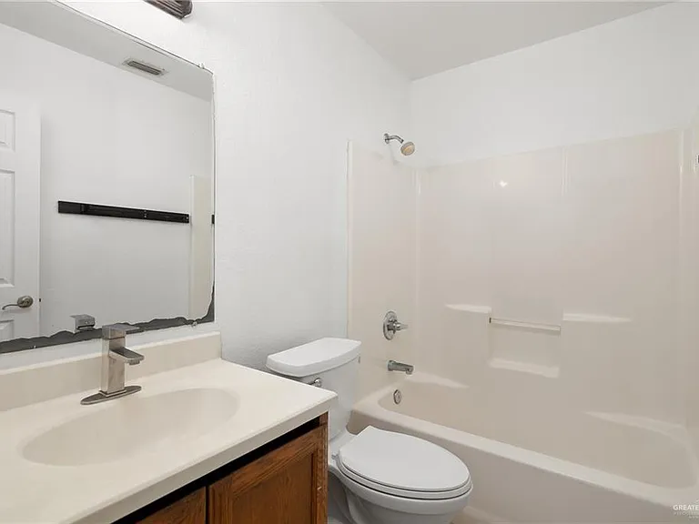 310 Universal Ave — Photo 8