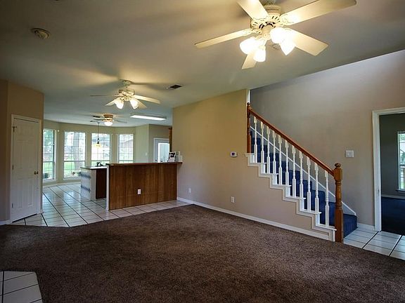3rd image of 619 Kiowa Dr E
