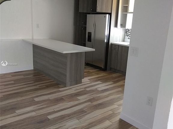 4th image of 2018 Washington St #4