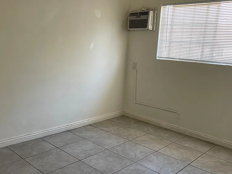 1343 Poplar St — Photo 4