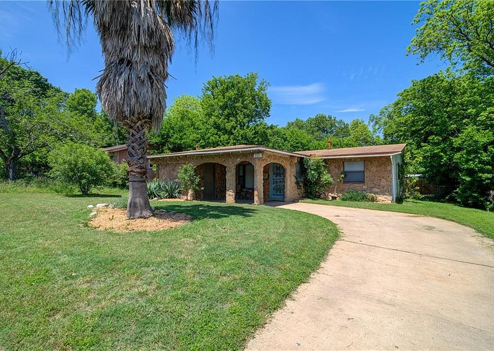1st image of 1110 Colony North Dr