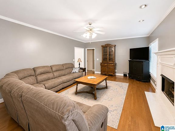 3rd image of 33 Lillian Ln