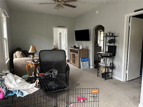 4th image of 123 Marion St