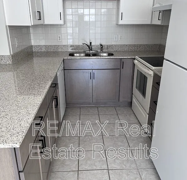 1607 N Timberline Dr — Photo 5