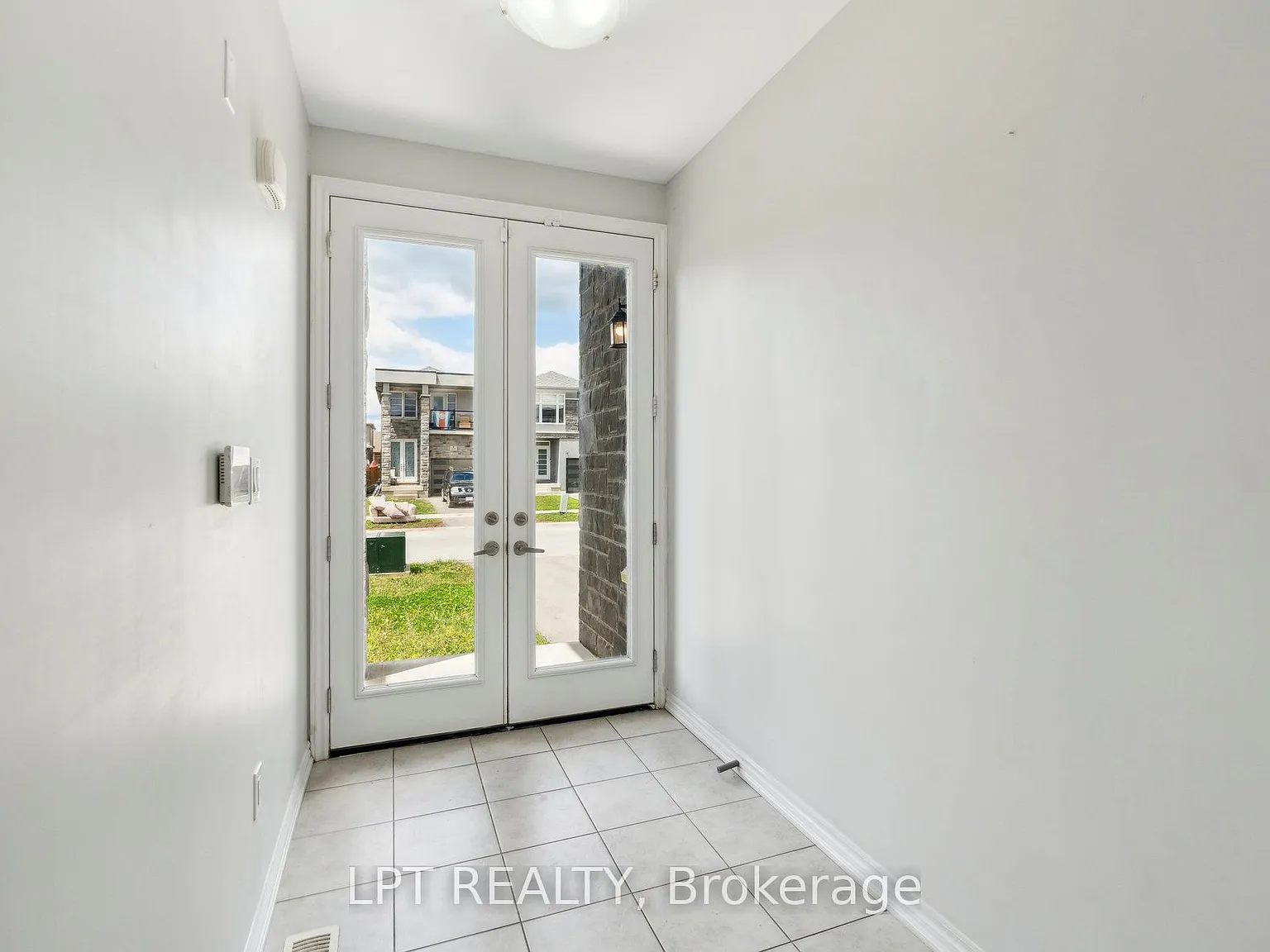 4 bed, $2,400 — Photo 4