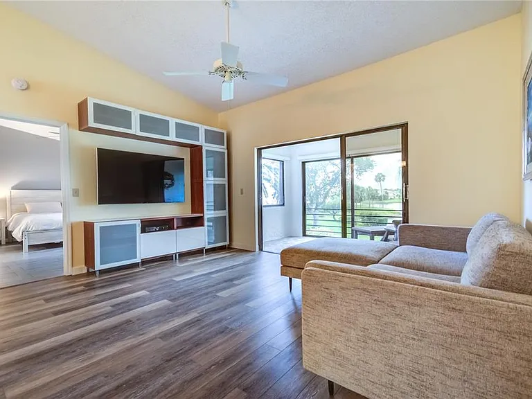 600 Carriage House Ln #201 — Photo 3