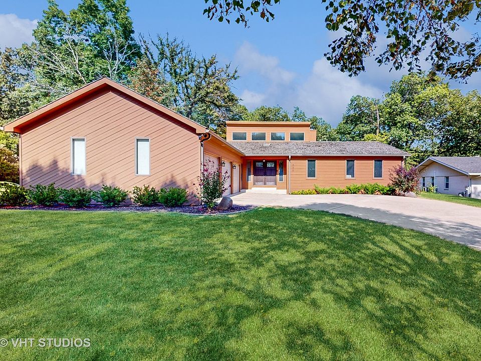 1st image of 900 Valencia Dr