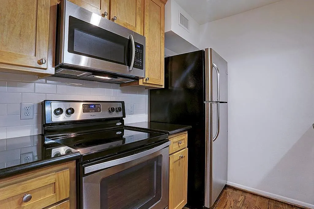 1 bed, 1.0 bath, 792 sqft, $1,495 — Photo 2