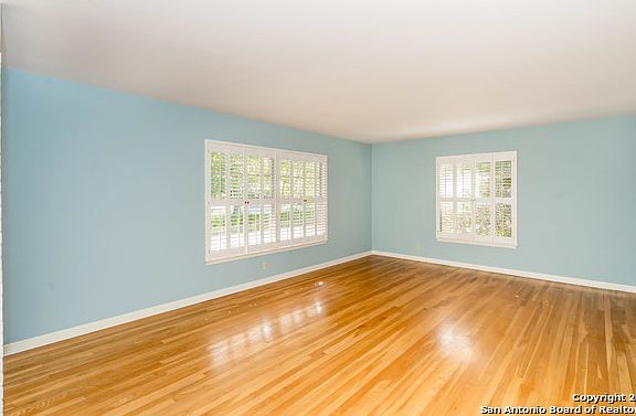 5th image of 439 Oak Glen Dr