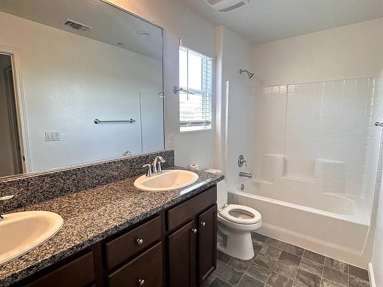 2893 N Schneider Ave — Photo 10