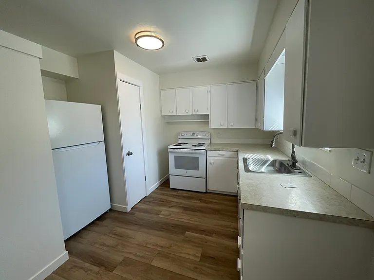 10834 NE Glisan St #10 — Photo 6