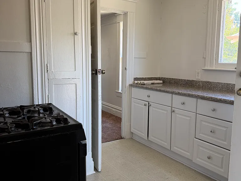 643 W Poplar St — Photo 2