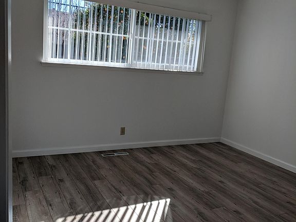 5th image of 4870 Moorpark Ave