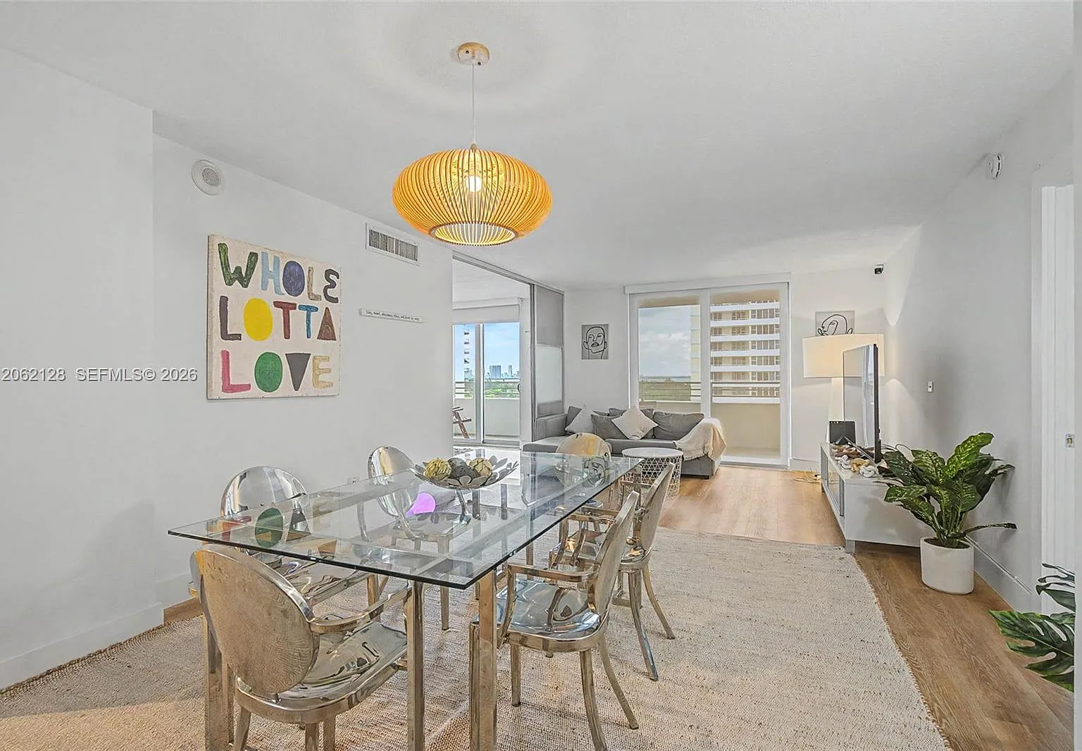 Oceanside Plaza Condo — Photo 2