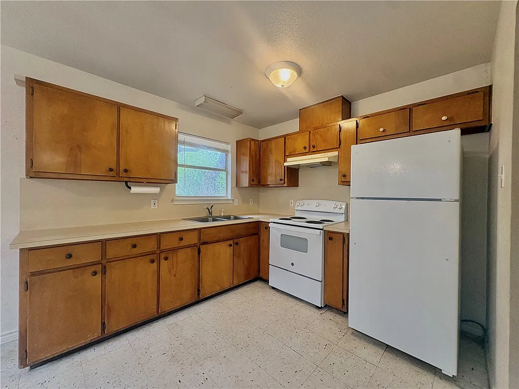 2 bed, 1.0 bath, 882 sqft, $1,200 — Photo 4