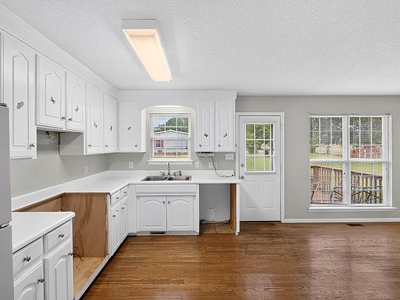 4th image of 2218 Riveroak Rd