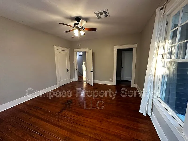 3 bed, 3.0 bath, 2300 sqft, $2,300 — Photo 2