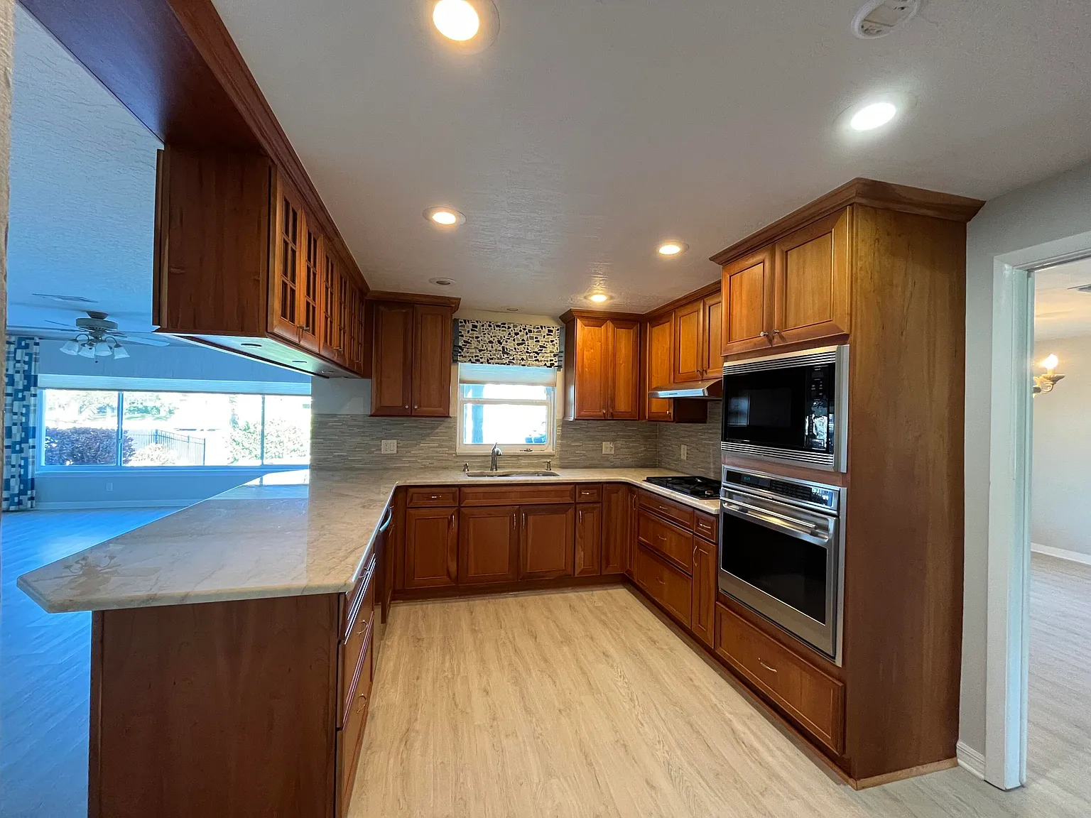 4 bed, 2.5 bath, 2034 sqft, $4,000 — Photo 3