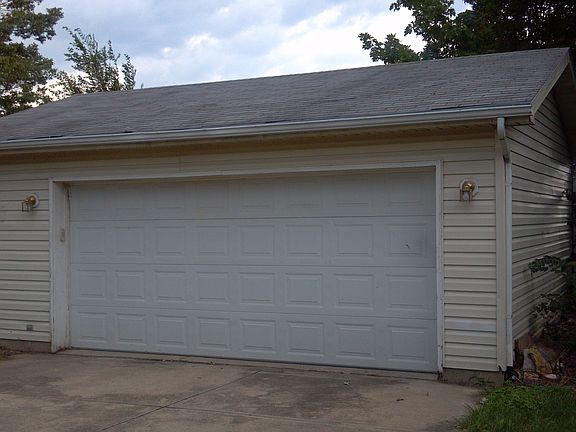 Detached garage
